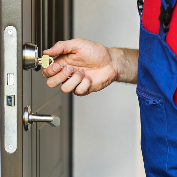 en cerrajería residencial nos tardamos aproximadamente una hora en realizar un cambio de cerradura